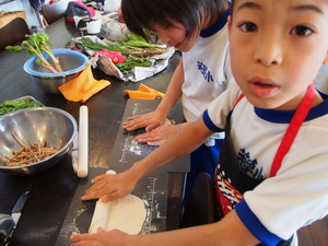 ほうとうの麺を伸ばす.JPG